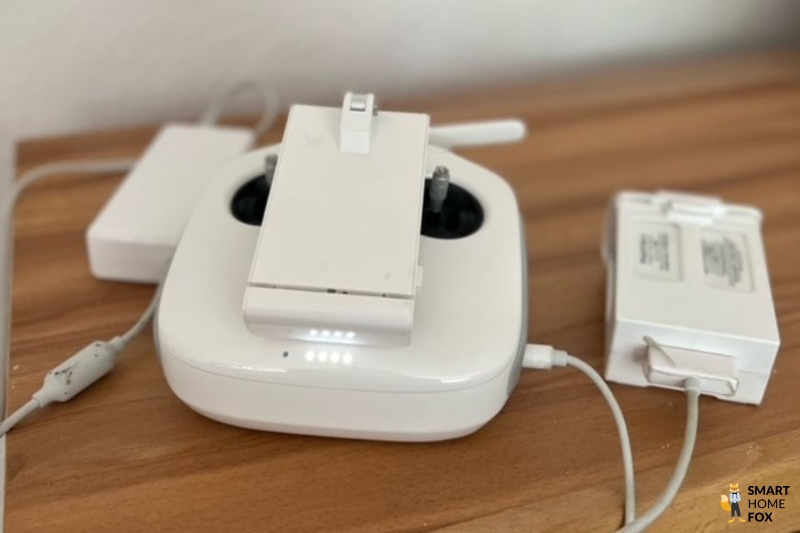 DJI Phantom 4 Akku und Fernbedienung aufladen